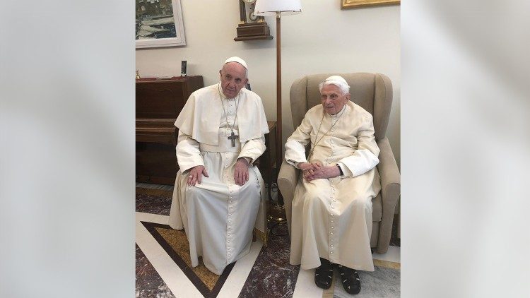 Papst Franziskus besucht seinen Vorgänger immer wieder zu besonderen Anlässen, so auch an diesem Montag, um ihm Oster- und Geburtstagsgrüße zu übermitteln.