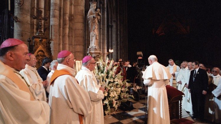 Le Pape Jean-Paul II à Notre-Dame de Paris en 1980.