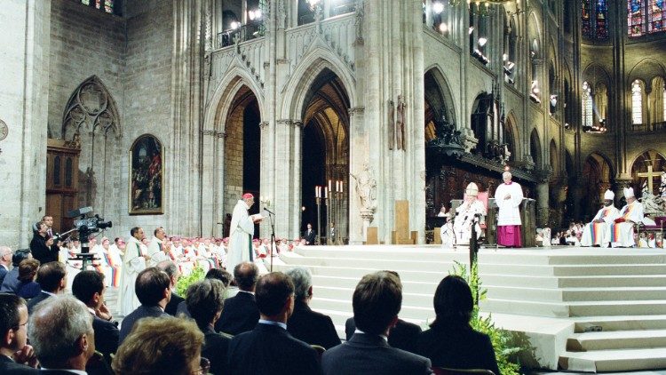 2019.04.16 Notre Dame de Paris - Papa Giovanni Paolo II  1997 GMG
