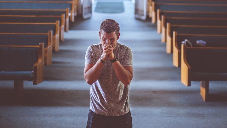 Gläubiger beim Gebet in einer Kirche