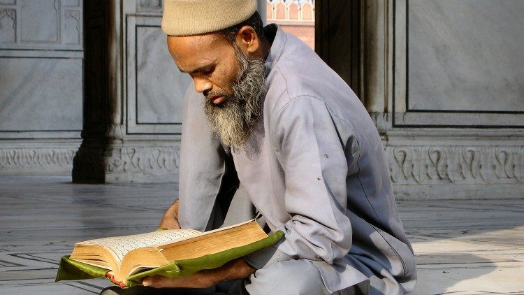 Muslim při četbě Koránu. Ilustrační foto