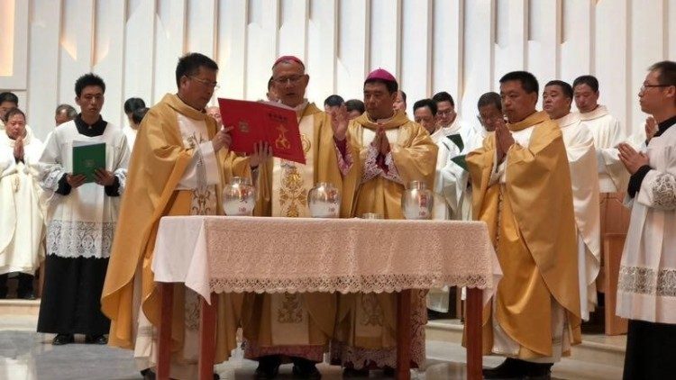 Concélébration de la messe chrismale dans le diocèse de Mindong, le 18 avril 2019.