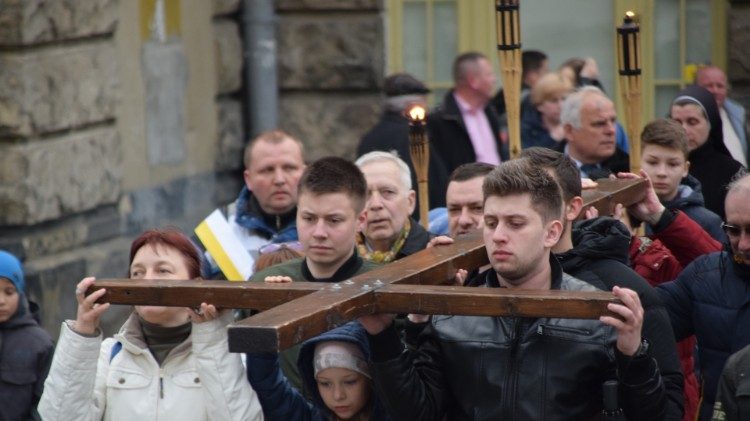  Settimana Santa, Triduo Pasquale, Venerdi Santo, Via Crucis a Lviv, Ucraina
