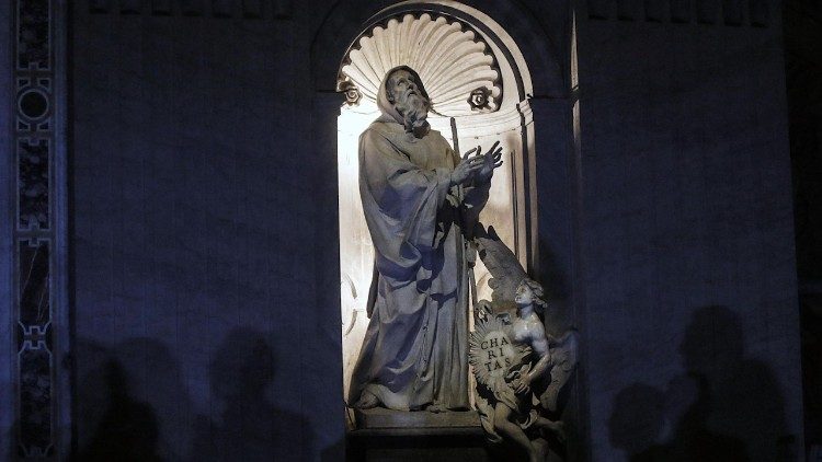Vigília Pascal na Basílica de São Pedro: na liturgia, o símbolo deve falar por si só (no caso, a Basílica com as luzes apagadas no início da celebração)