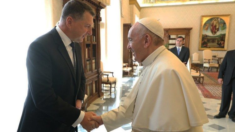 教宗接见拉脱维亚总统韦约尼斯