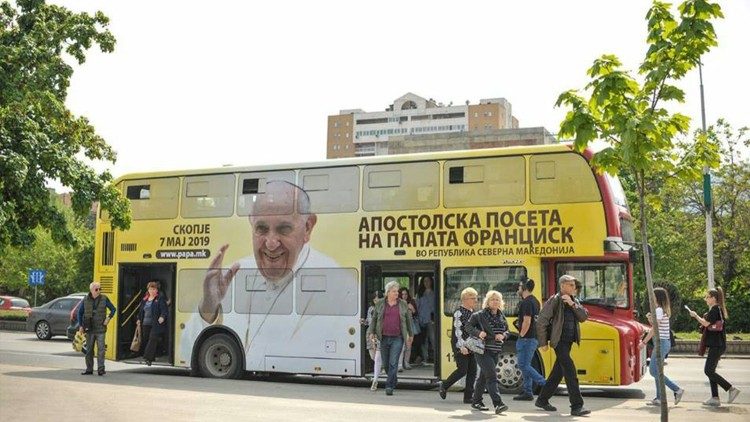 Den anstehenden Papstbesuch verkünden in Skopje sogar Omnibusse