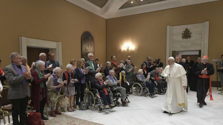 Папа падчас сустрэчы з удзельнікамі хору “Вясёлка” з Бельгіі