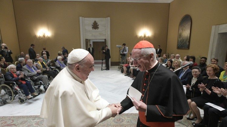 Le cardinal De Kesel, archevêque de Malines-Bruxelles, saluant le Pape François lors d'une audience avec des personnes handicapées en mars 2019.
