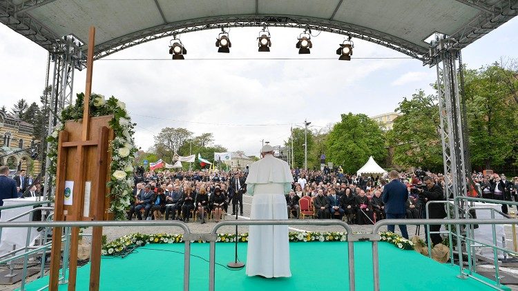 Le Pape François lors de la prière du Regina Coeli, sur la place Saint-Alexandre-Nevski, à Sofia en Bulgarie, le 5 mai 2019. 