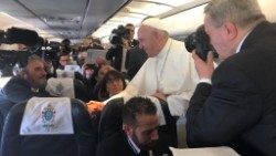 Il Papa saluta i giornalisti durante il volo verso Sofia.jpg