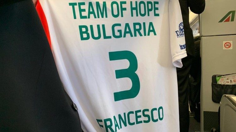 Le maillot offert par les journalistes bulgares au pape François lors du vol à destination de Sofia, dimanche 5 mai 2019. 