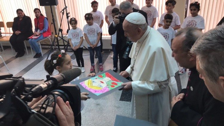 Папа Франциск сред бежанците във "Враждебна"