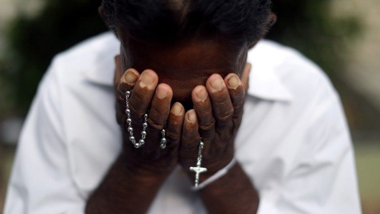 Si piangono i morti nella chiesa di Negombo