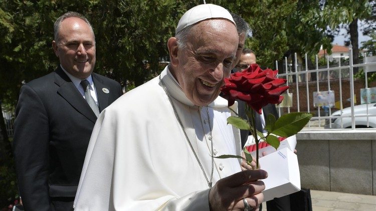 Papst Franziskus mit roter Rose in Rakowski