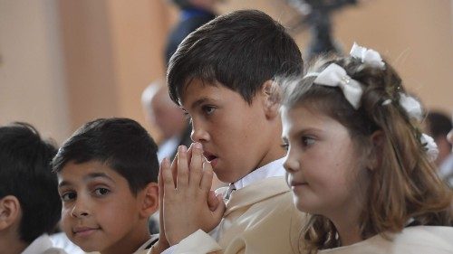 Il Papa catechista e la gioia incontenibile dei piccoli