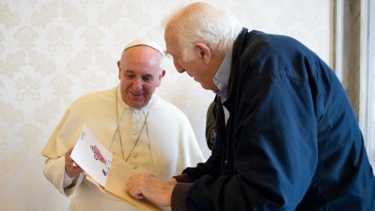 Le Pape François et Jean Vanier, le 21 mars 2014, au Vatican. 