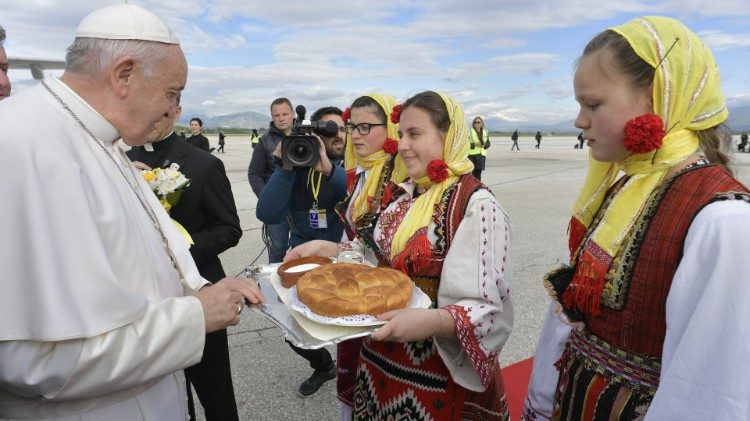 Dobrodošlica papežu na letališču v Skopju.