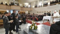 2019.05.08 Papa Francesco in macedonia - Incontro con i sacerdoti.jpg