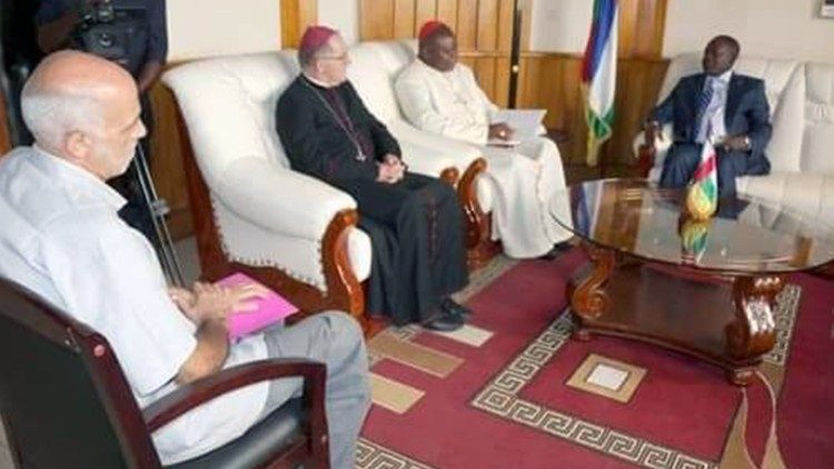 Kardinál Dieudonné Nzapalainga, biskup Gucwa a otec Aurelio Gazzera při setkání s premiérem Firminem Ngrébadou