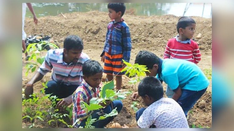 2019.05.09 bambini che piantano alberi con l'attivista ecoattivo disabile Sathish