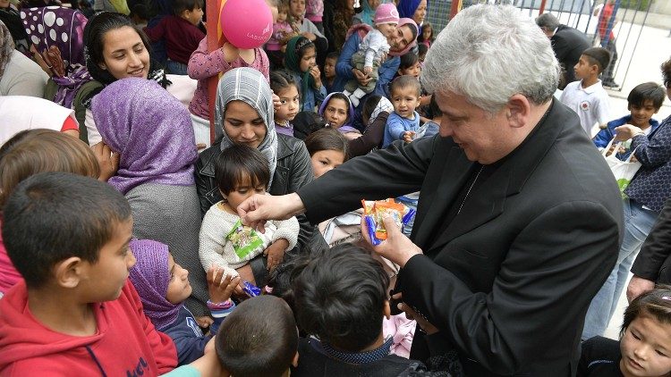 Kardinal Konrad Krajewski möter barn och migranter
