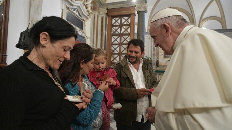 Foto archivo Papa Francisco con una familia Rom