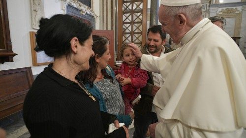 Papa Francesco incontra la famiglia rom di Casal Bruciato