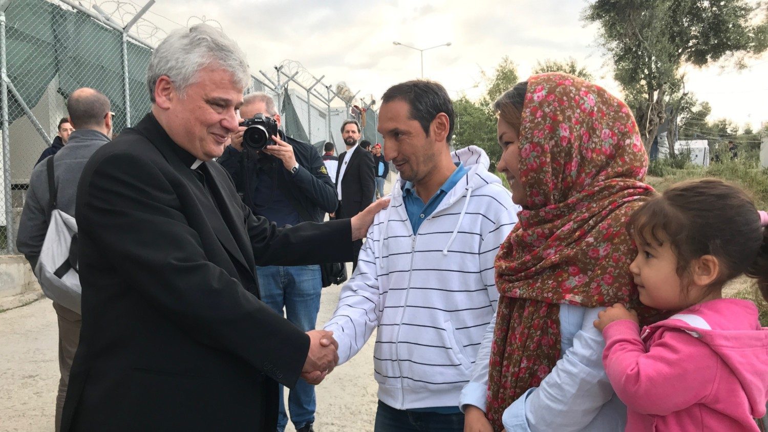 Papa dona 100 mila euro a caritas hellas per sostegno migranti - vatican news