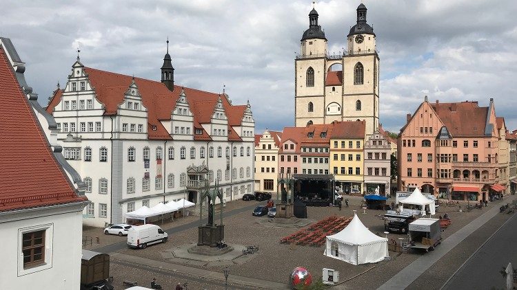 Wittenberg, la piazza del Mercato e il municipio storico dove Athletica Vaticana è stata accolta