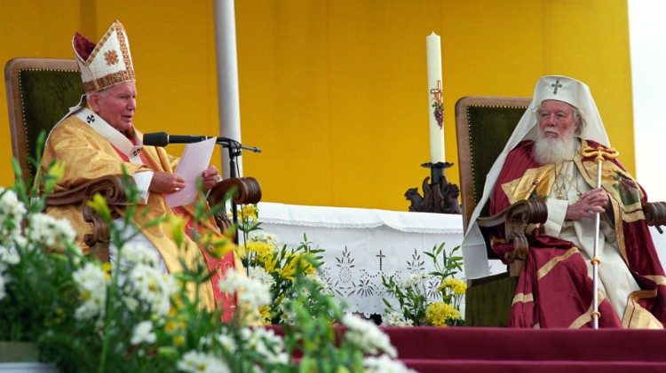 Падчас візіту Яна Паўла ІІ у Румынію ў 1999 г. Праваслаўны Патрыярх на літургіі