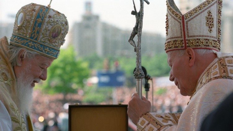 šv. Jonas Paulius II ir patriarchas Teoktistas Bukraešte 1999 m. gegužės 9 d.