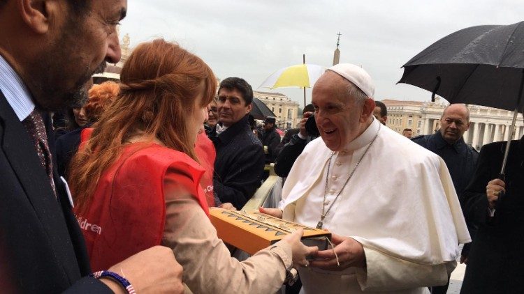 Papa Francisco com Save the Children