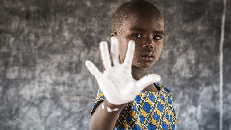 "Escolhemos líderes que não ajudaram a África a crescer após a independência", constata Dom Gilbert Anokye  (Foto: Francesco Alesi, para Save the Children)