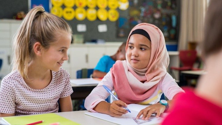 Keresztény és muzulmán gyermekek az iskolapadban