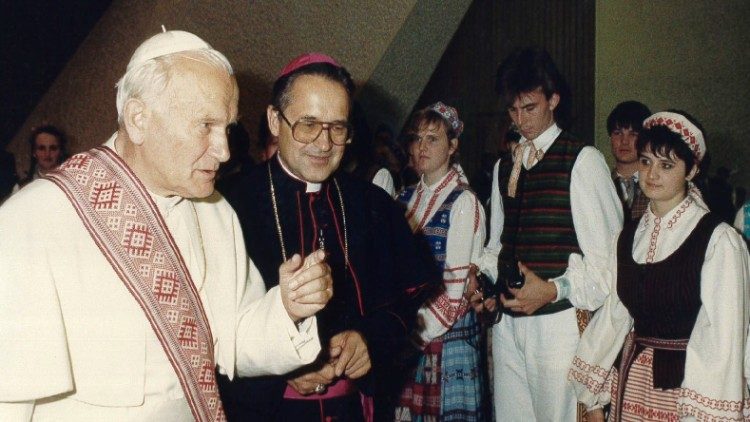 Šv. Jonas Paulius II ir užsienio lietuvių vyskupas Paulius Baltakis OFM Lietuvos krikšto jubiliejaus minėjime Vatikane 1987 m.