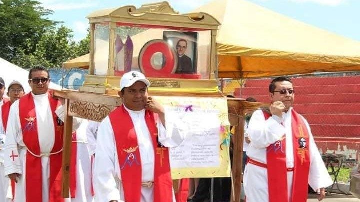 Une procession après le meurtre du père Cecilio Pérez, dans le diocèse de Sonsonate, au Salvador, le 19 mai 2019. 