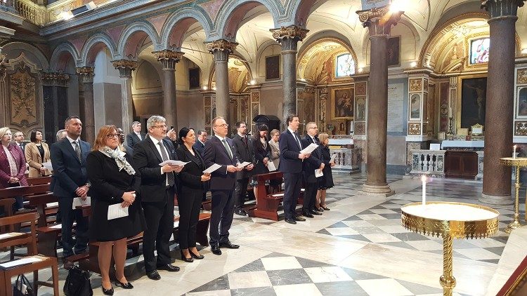 Ambasadorzy Grupy Wyszehradzkiej na Mszy przy relikwiach św. Wojciecha 