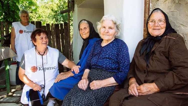 O trabalho da Caritas local, além de acolher refugiados na Bulgária, ajuda os idosos em casa