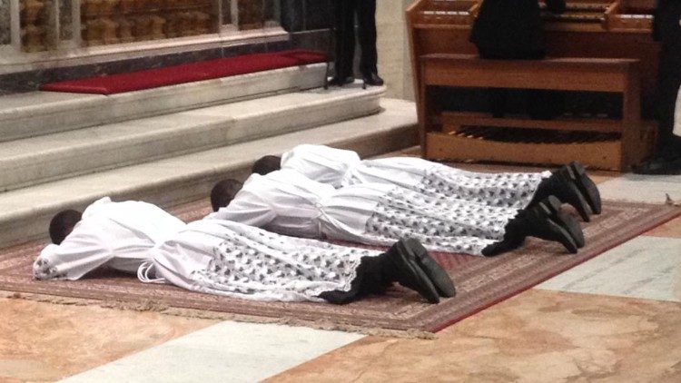 2019.05.02 Arcivesco Protace Rugambwa dopo l'ordinazione diaconale di tre seminaristi nella Basilica dan Apollinare Roma il 1 Maggio 2019