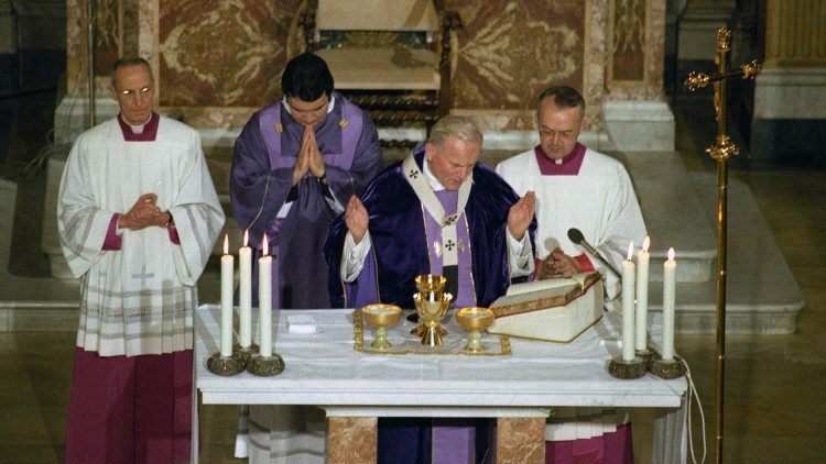 Johannes Paul II. feiert die Heilige Messe in Sant'Anna