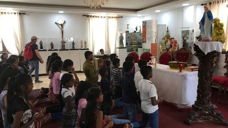 Các tín hữu cầu nguyện tại Sri Lanka