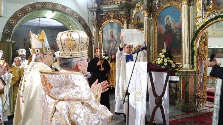 Branje papeške bule za ustanovitev nove eparhije in ustoličenje novega eparha škofa škofa Djura Dzudzara