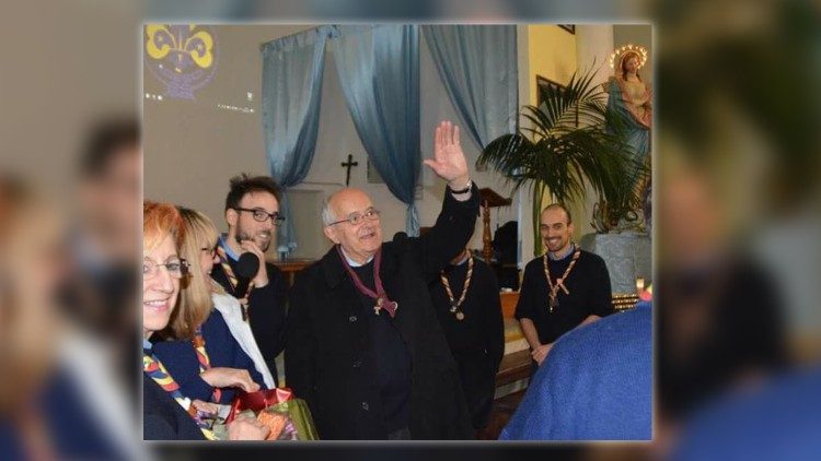 Padre Fabrizio Valletti mentre ritira il premio Don Oreste Benzi nel 2019