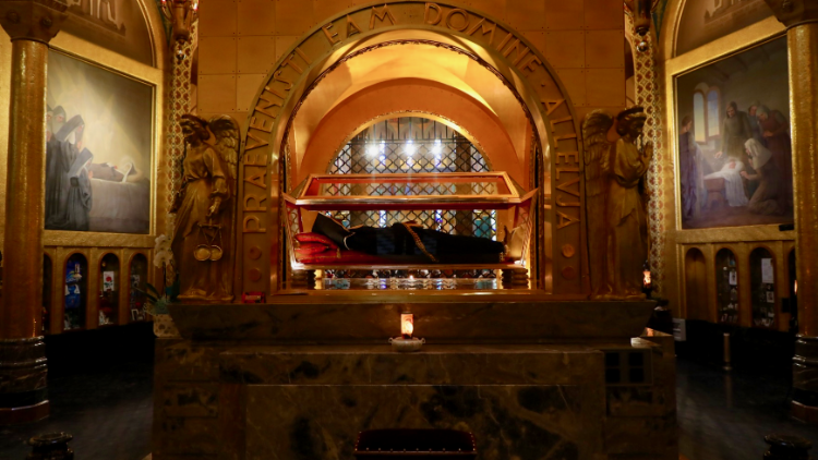 Interior da Basílica de Santa Rita, em Cássia