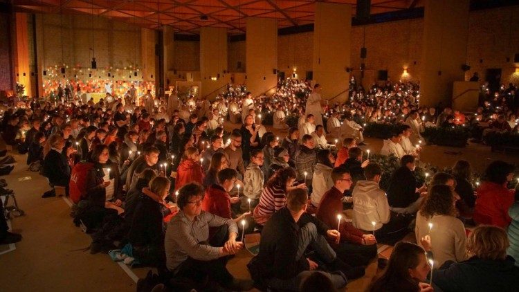 Un momento di preghiera a Taizé