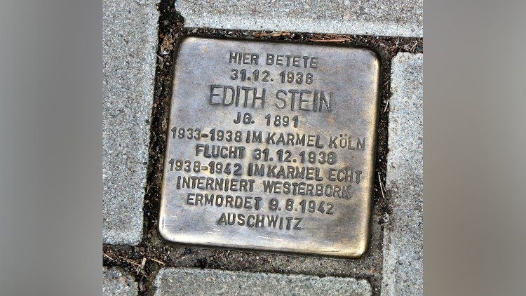 Ein Stolperstein in Köln gedenkt an Edith Stein, die im KZ Auschwitz-Birkenau den Tod fand