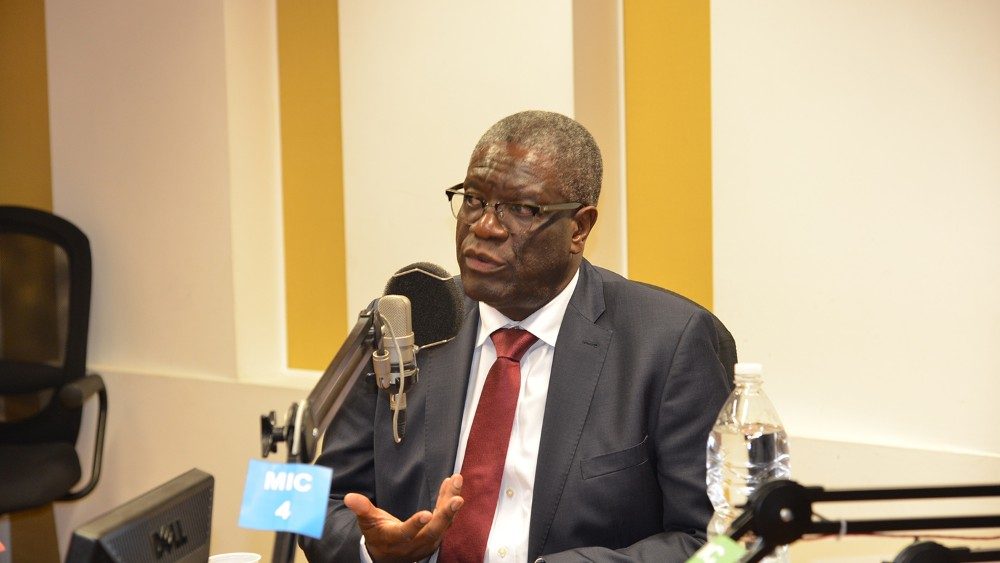 Il dottor Mukwege nello studio di Radio Vaticana durante l'intervista