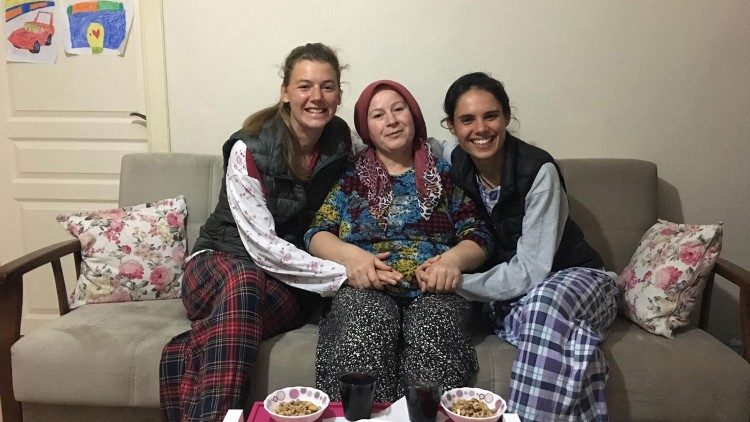 Tillsammans med Rustems fru. Rustem – en “muhtar” (byäldste) i Kocahidir, Turkiet: hon lånar ut sina pyjamaser till natten