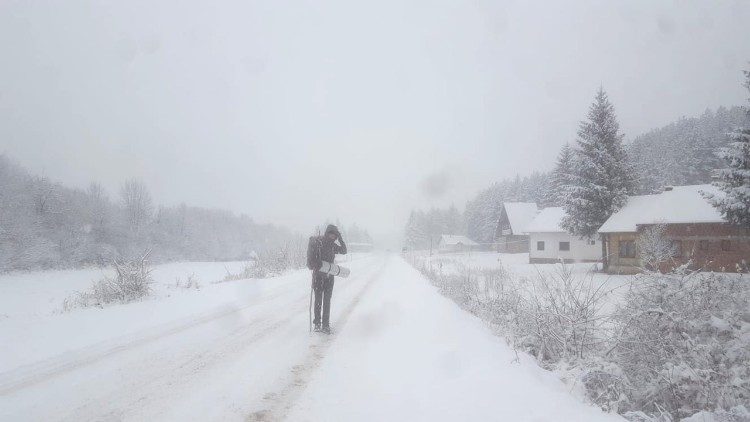 Första stegen under snöfall i Bosnien-Herzegovina