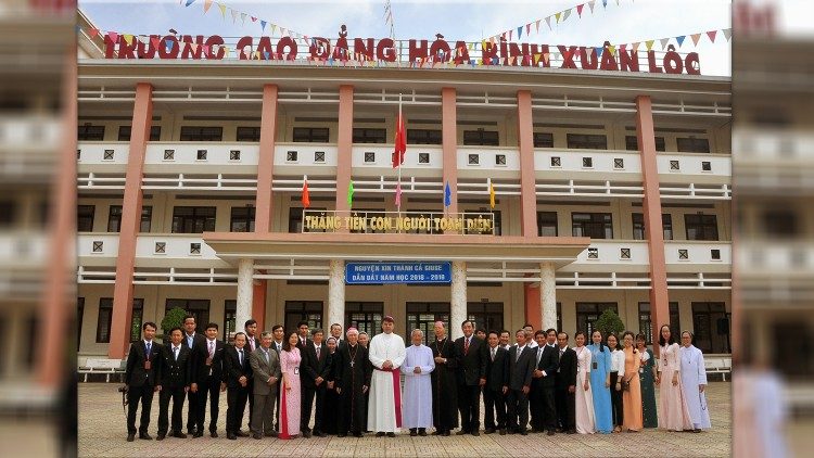 Trường cao đẳng Hoà Bình Xuân Lộc